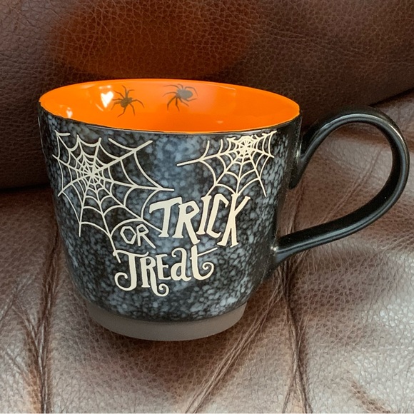 Cobwebs Creep Trick or Treat Spider Web 17oz Halloween Mug - Picture 1 of 9
